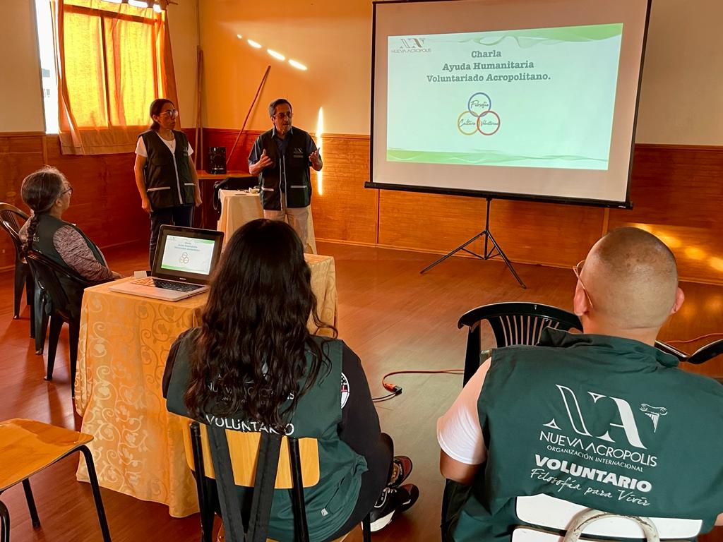 Volunteer training workshop in Arica
